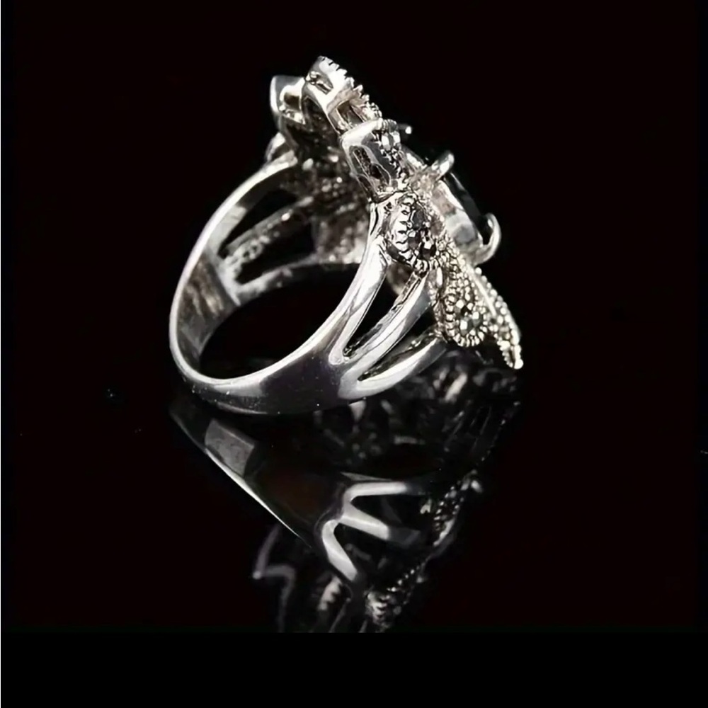 Elegant Black and Silver Tone Statement Ring Size 8 - Picture 3 of 5